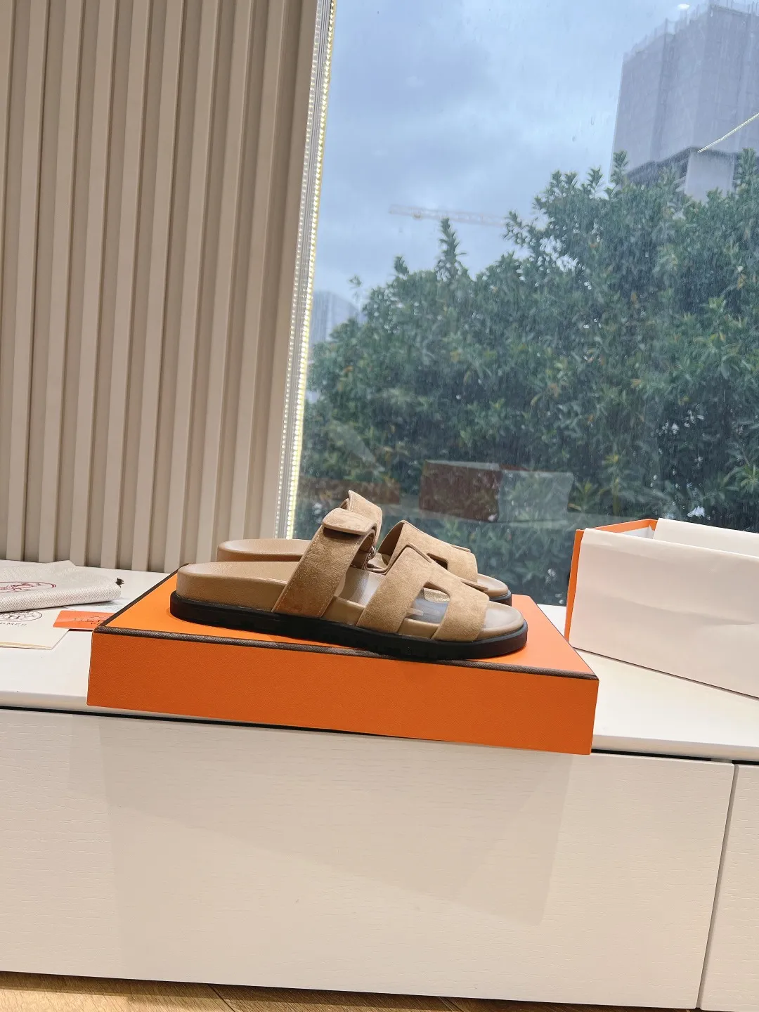 👟👟Ex-factory price 440👟👟 (Top version) H family 2024 spring and summer new style HERMES Hermes' recently popular couple's shoes, pig nose angle sandals and slippers, paired with various colorful socks, very trendy. Upper lining: imported original leather. Outsole: non-slip and wear-resistant outsole. Size: female 35-42 (40/42 non-returnable and non-exchangeable) Men’s size: 39-45 (45 is non-refundable and non-exchangeable)